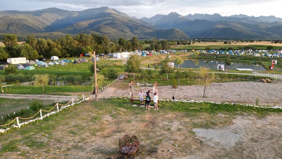 Scena permanentă a domeniului Grădina Ielelor, cu Munții Făgăraș în fundal