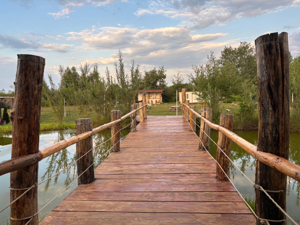 Camping și lacul mic
