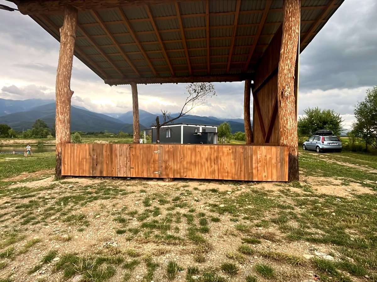 Scena permanentă de 6 × 7 m, cu acoperiș la 5 m înălțime