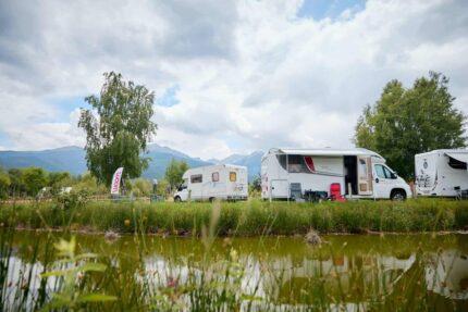 O rulota in camping. Doua rulote in camping ....pana ce casa s-a umplut! Hai si tu sa rezervi locul in Gradin Ielelor