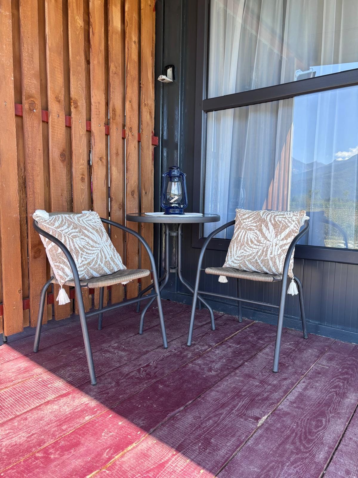 cazare_bungalow_terasa_cu_scaune
