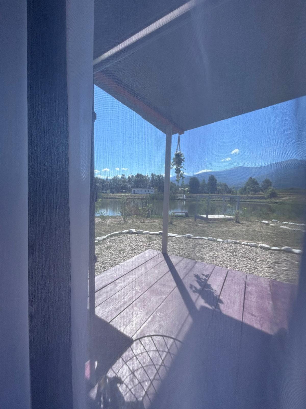 cazare_bungalow_vedere_spre_lac