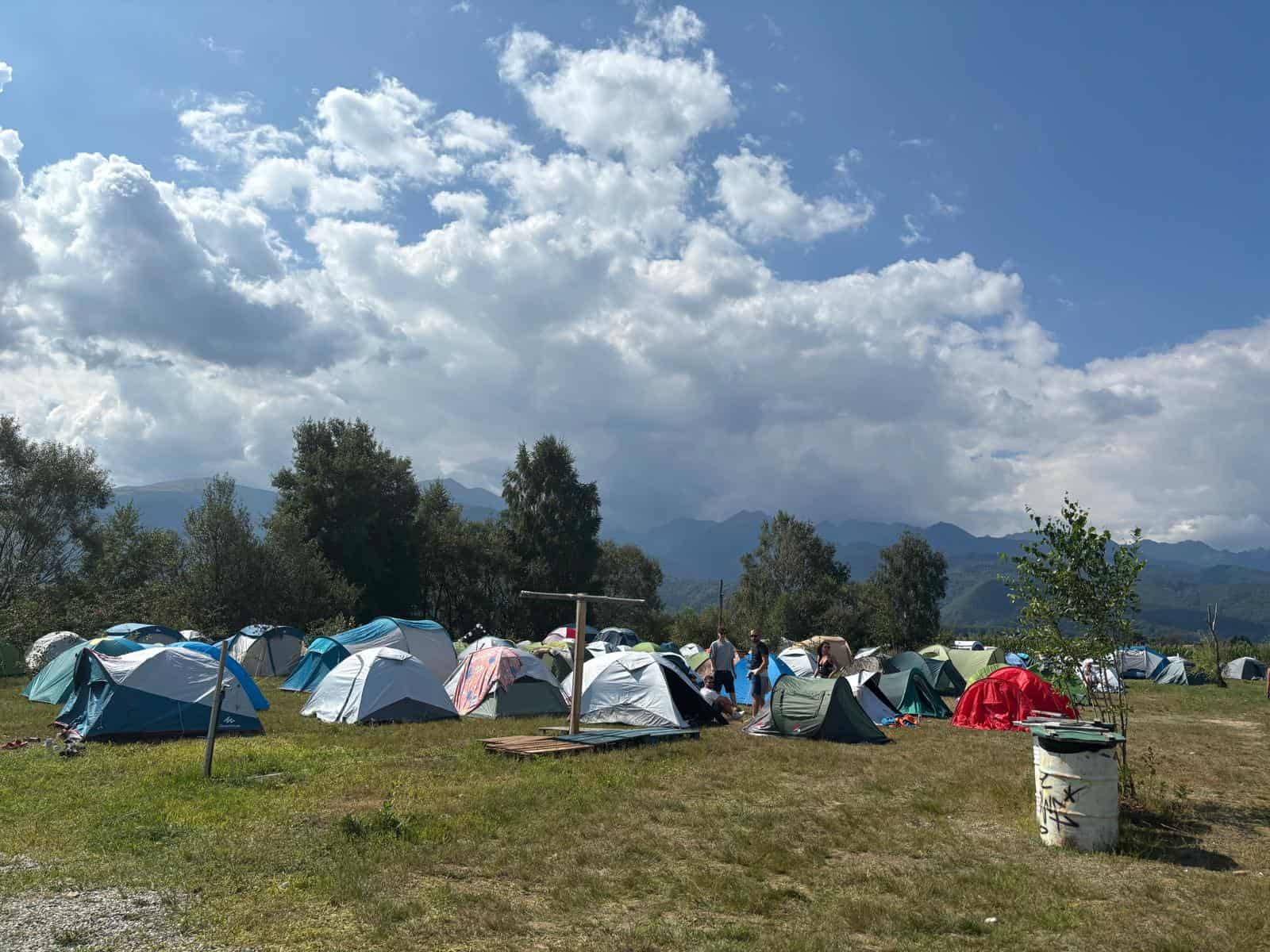 campare_Cort_in_gradina_ielelor